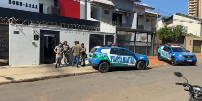 Motociclista é picado por abelha durante entrega para restaurante e morre em Goiânia