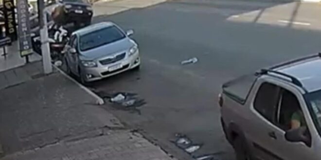 Mulher perde controle de veículo e causa colisão múltipla na Avenida Brasil com a Rua 29