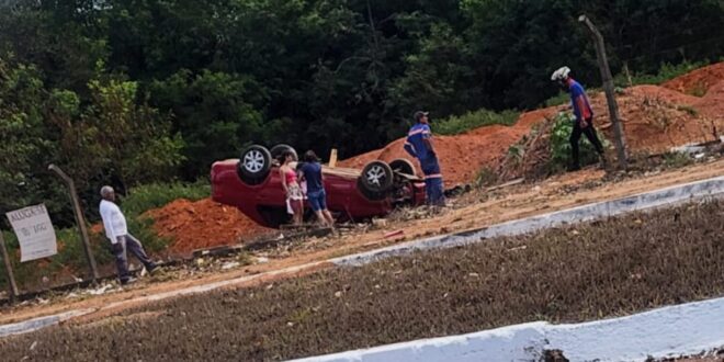 Saída de pista com tombamento é registrada na Avenida Contorno em Goianésia