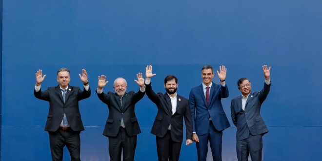 Em cúpula pela defesa da democracia, Lula pede atuação conjunta contra o extremismo