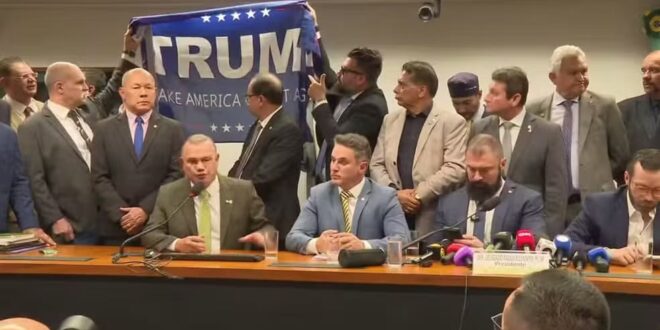 Reunião do PL era para ser de apoio a Bolsonaro, mas bandeira de Trump roubou a cena: entenda o que aconteceu