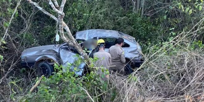 Mulher morre e três ficam feridos após capotamento próximo a ponte, em Goiás