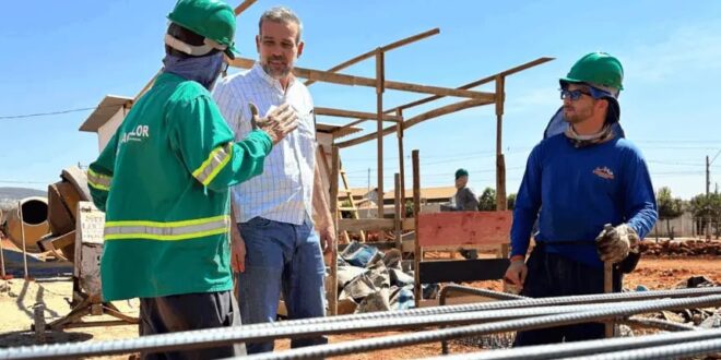 Renato de Castro realiza visita técnica às obras de construção das 46 casas a custo zero