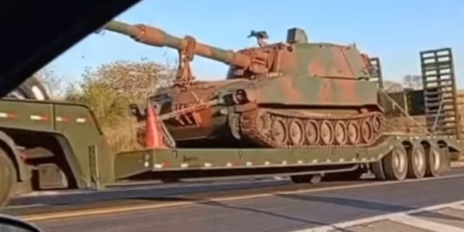 Blindados do Exército são vistos sendo transportados pela BR-153 em Rialma