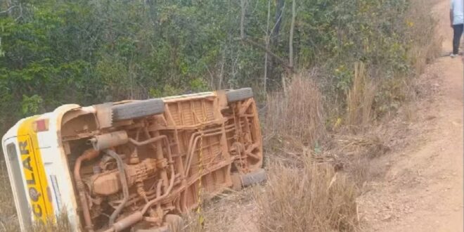 Menina de 9 anos morre em acidente com van escolar
