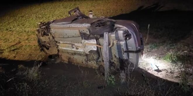 Homem morre após bater carro contra capivara e capotar, dizem bombeiros