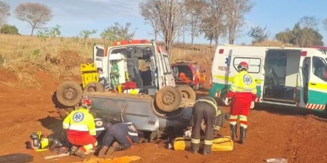 Irmãos morrem após carro capotar na BR-153, diz PRF