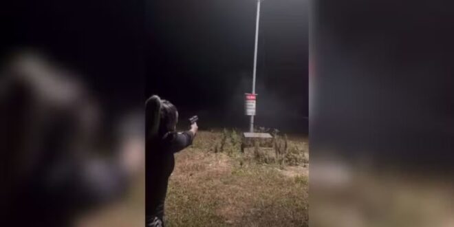 Advogada da prefeitura pede exoneração após ser filmada atirando contra placas da cidade