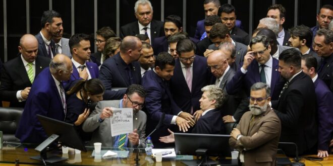 Câmara envia pedidos de suspensão de deputados para a Corregedoria