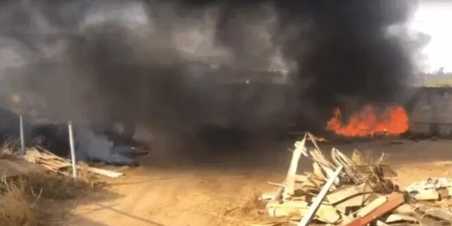 Bombeiros combatem incêndio de grandes proporções na bairro Santa Luzia em Goianésia