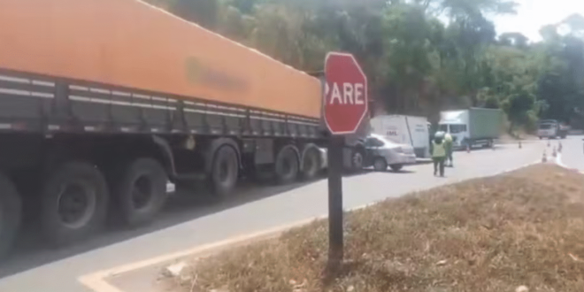 Mulher morre após carro ser atingido por caminhão na BR-414 em Corumbá de Goiás