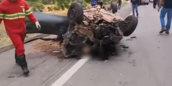 Três pessoas morrem em acidente entre carro e ambulância na BR-153