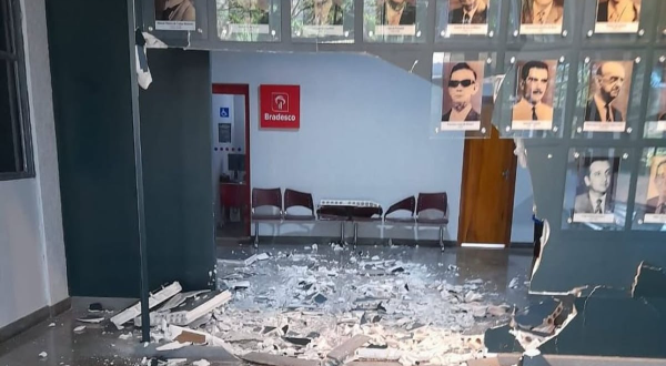 Vigia esquece de puxar freio de mão e carro derruba galeria de ex-prefeitos de Jaraguá
