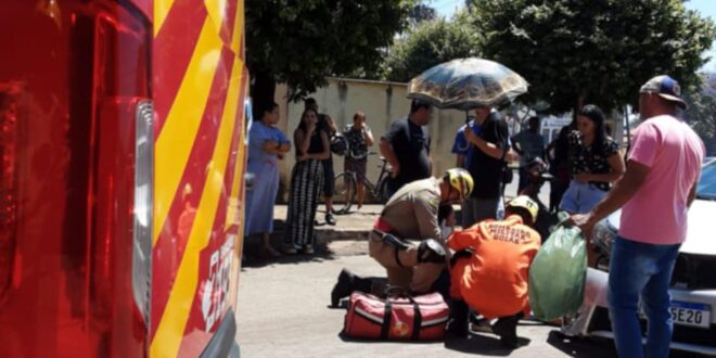 Mulher fica ferida em acidente entre carro e moto na Avenida Contorno, em Goianésia