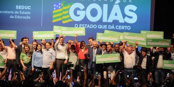 Governador sanciona lei que garante R$ 40 mil a professores de escolas contempladas com Prêmio Leia