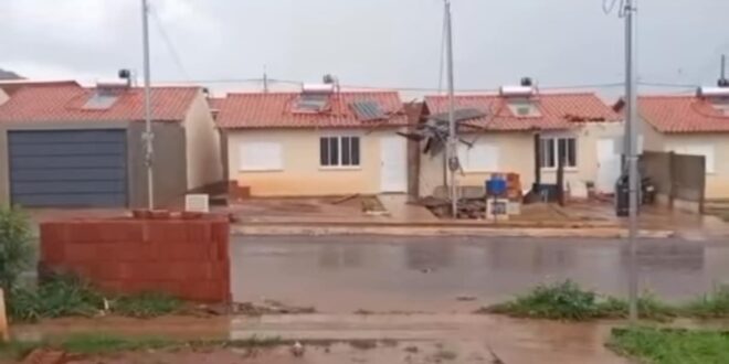 Fortes ventos e chuva intensa causam estragos no Residencial Hermínio Lopes, em Goianésia