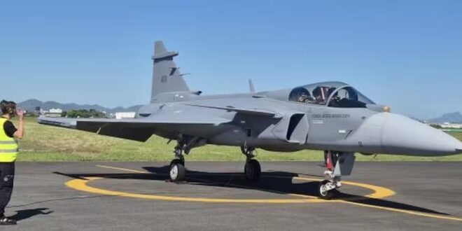 Base Aérea de Anápolis recebe novo caça sueco