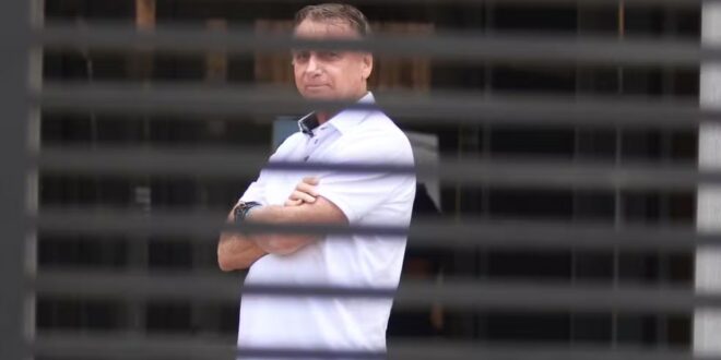 Bolsonaro afirmou a policiais que utilizou ferro de solda na tornozeleira; veja transcrição da fala