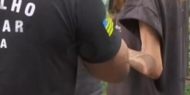 Adolescente é resgatada após ficar dois anos presa no fundo de casa e ser torturada pela mãe e o padrasto, diz Conselho Tutelar