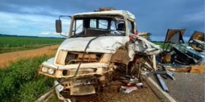 Homem morre e duas pessoas ficam feridas após acidente com dois caminhões na BR-070
