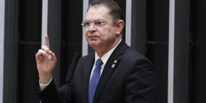 Sóstenes diz que R$ 400 mil achados pela PF são de venda de imóvel e que não depositou valor em banco ‘por lapso’