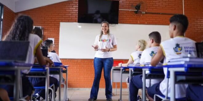Governo estadual anuncia bônus para servidores da educação no mês de dezembro; veja quem recebe