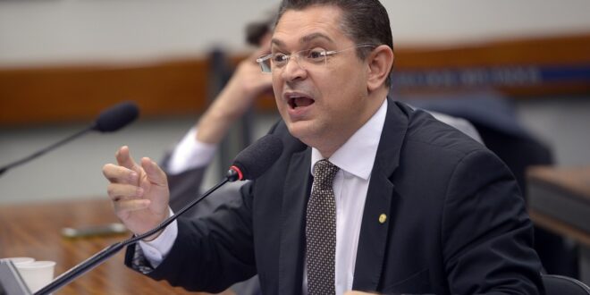 PF apreendeu cerca de R$ 400 mil em flat usado por Sóstenes durante busca e apreensão