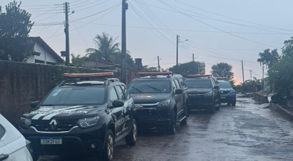 Operação prende três pessoas e apreende drogas em Carmo do Rio Verde; veja fotos