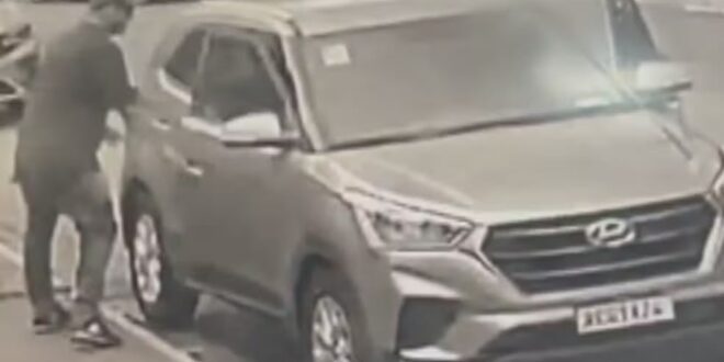 Idosa é internada em estado grave após ser arrastada por ladrão durante assalto a carro