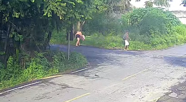 Bebê de um mês é encontrado dentro de bueiro