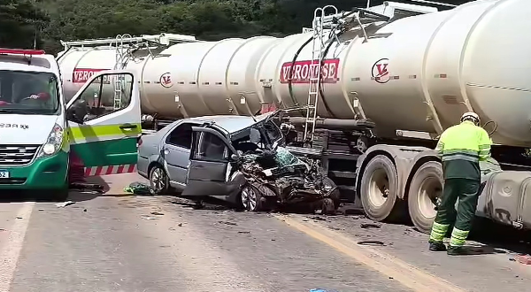 Colisão envolvendo ônibus, carreta e carro deixa ferido grave na BR-153, em Rialma