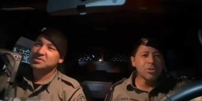 PMs cantam modão dentro da viatura e ganham fãs nas redes sociais: ‘Ronda sertaneja’