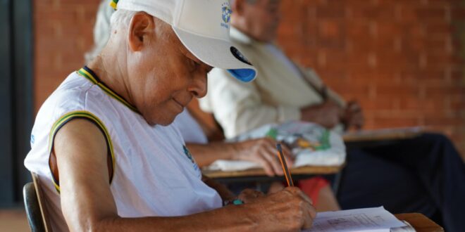 Governo de Goiás reduz analfabetismo adulto e supera marca de 10 mil beneficiados pelo programa Alfabetização e Família