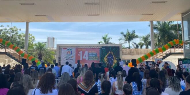 Prefeitura de Goianésia realiza entrega de benefícios do programa Educação que Faz História
