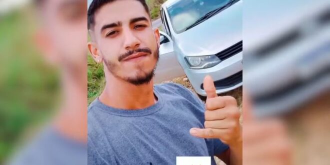 Jovem é morto a tiros e facadas na frente de duas crianças dentro de casa, diz polícia
