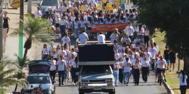 Caminhada do Maio Laranja reúne centenas de estudantes em mobilização contra o abuso infantil em Goianésia