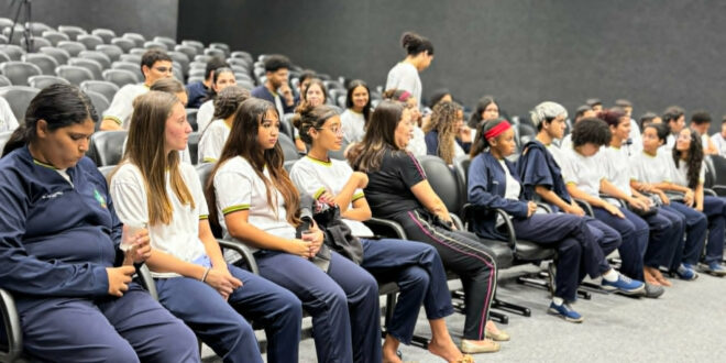 Câmara de Goianésia abre as portas e aproxima alunos da política com programa Escola na Câmara