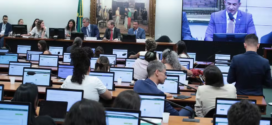 Câmara abre sessão e suspende análise de PEC que reduz maioridade penal na CCJ
