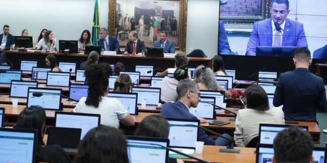 Câmara abre sessão e suspende análise de PEC que reduz maioridade penal na CCJ