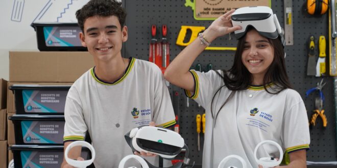 Governo de Goiás entrega kits de óculos de realidade virtual para 104 escolas