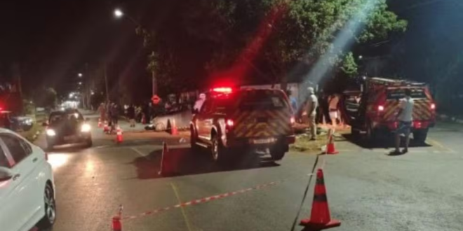 Acidente de carro deixa uma pessoa morta e três feridos, em Goiânia